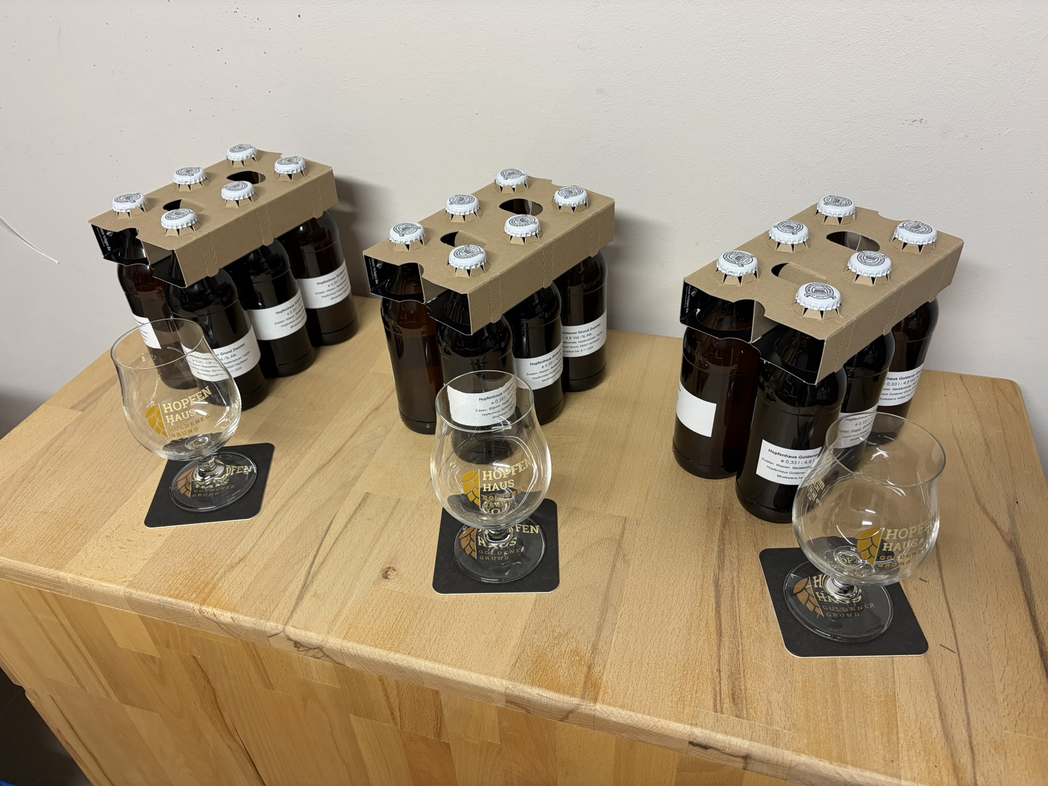 Hopfenhaus Goldener Grund – Sixpacks und Gläser